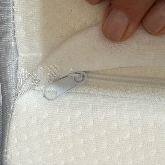 Sutera Dream Deep Memory Foam Pillow Orthopedic
Support All Sleep Positions - Picture 5 of 8